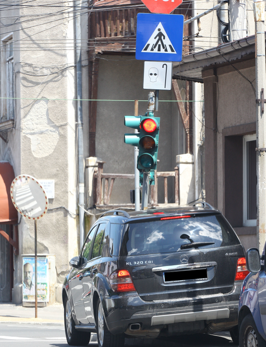 Romică Ţociu şi-a lăsat maşina parcată lângă un semafor, pe o străduţă din centrul Capitalei