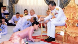 Aroganță, în vreme de pandemie! Regele Thailandei s-a izolat într-un hotel de lux din Germania, alături de 20 de femei
