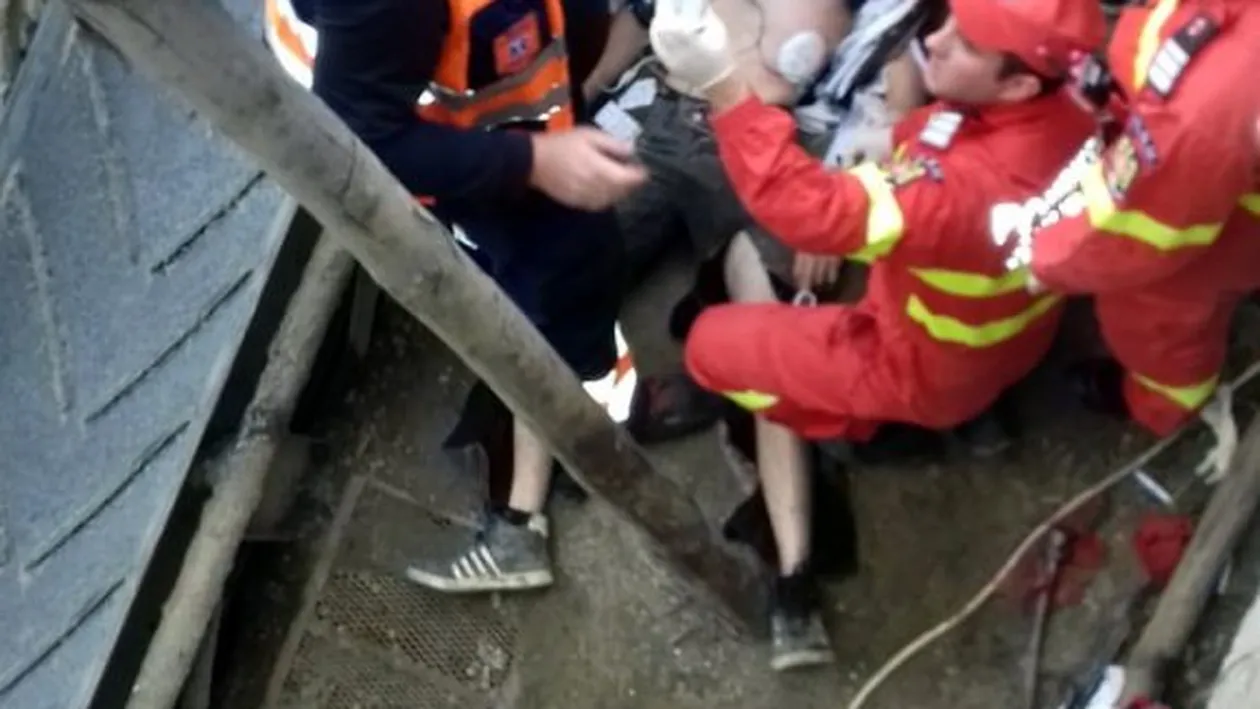 Operațiune de salvare a unui bărbat, la o balastieră din comuna Potlogi