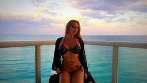 Gata! Fiica lui CARMEN HARRA a întrecut o pe KIM KARDASHIAN la posterior! ALEXANDRA s-a întors cu spatele şi toată lumea l-a văzut 