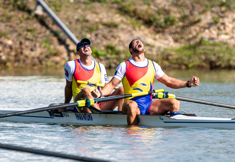 Marius Cozmiuc şi Sergiu Bejan, după ce au luat aurul la Campionatele Mondiale de canotaj de la Racice (Cehia)