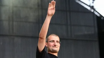 Revenire spectaculoasa a lui Michi de la Suie Paparude! Desi e vizibil slabit dupa operatia pe cord deschis, viata artistului…