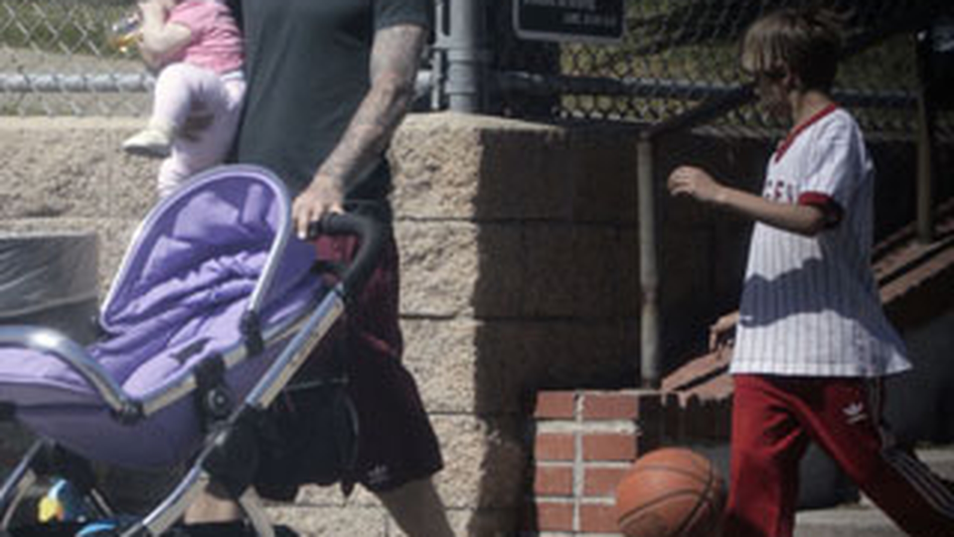 David Beckham, bona pentru fetita Harper si fiul Romeo!