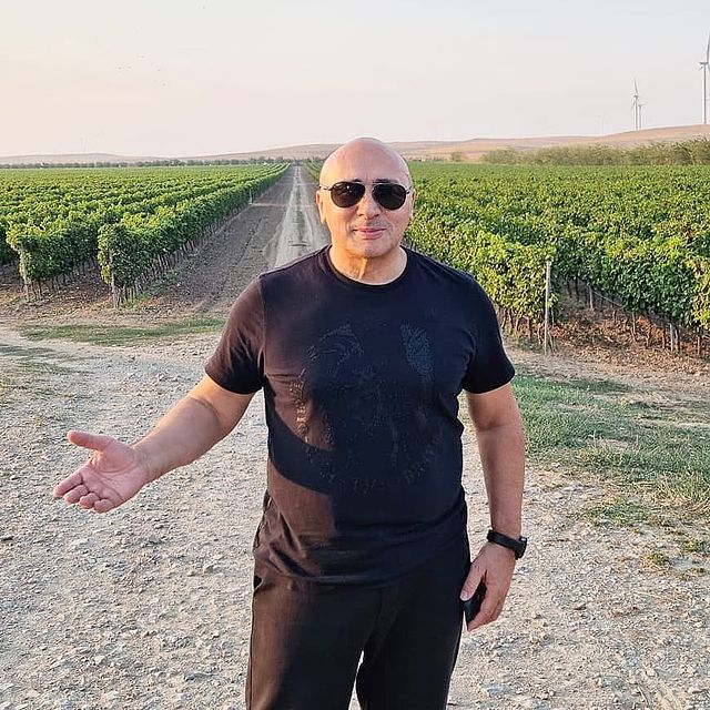 "Nu a mai comunicat cu ei…”  Marcel Pavel dezvăluie  ce se întâmplă cu rudele din Rusia ale soției sale!