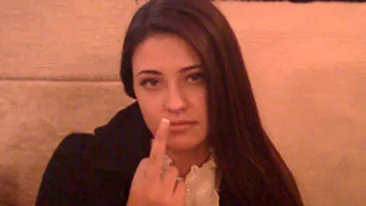 Antonia face un gest obscen intr-o fotografie care te va face sa-ti schimbi parerea despre solista! Pentru cine crezi ca a ridicat degetul mijlociu?