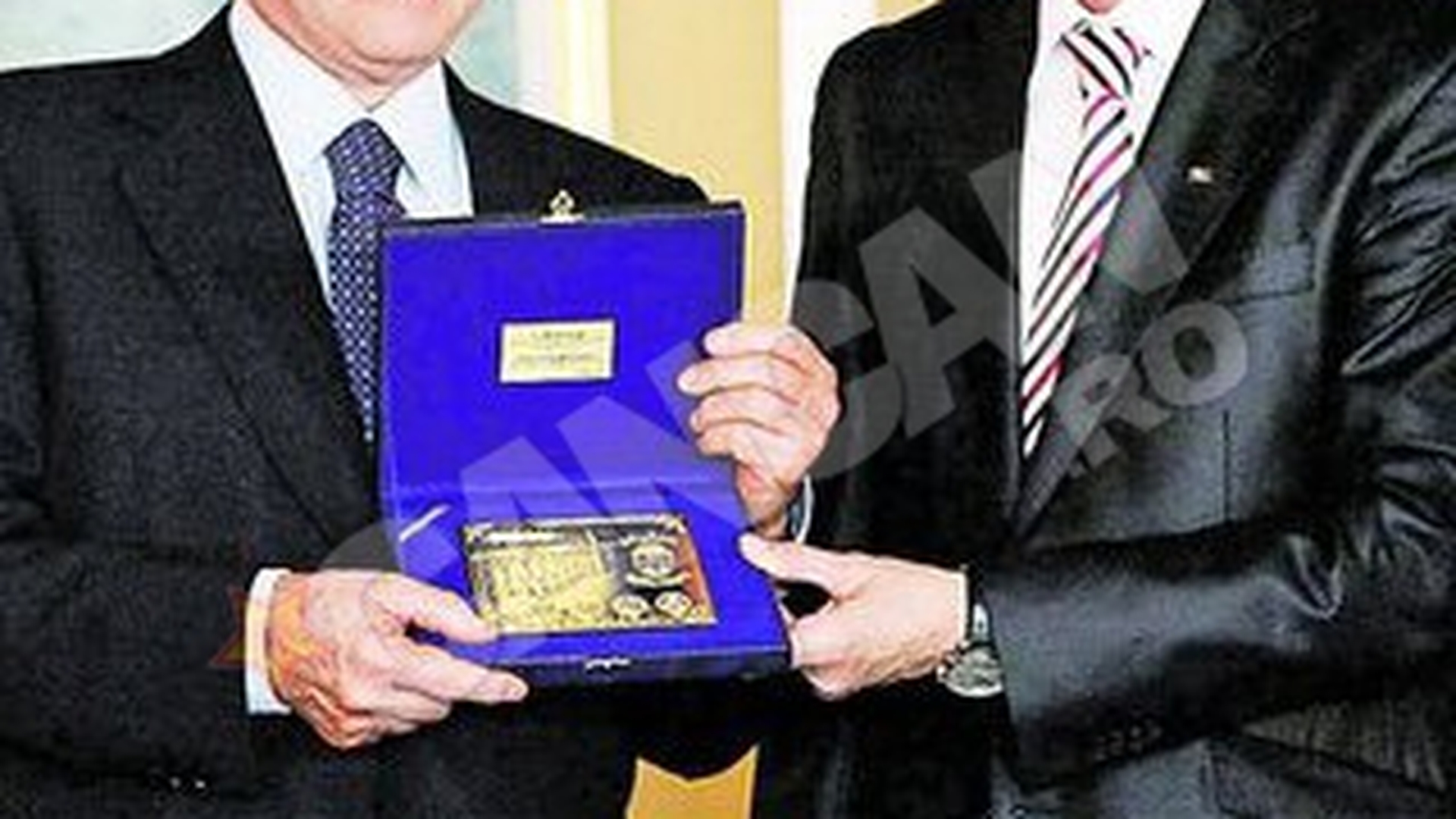 Berlusconi i-a dat lui Oprescu un set de cravate