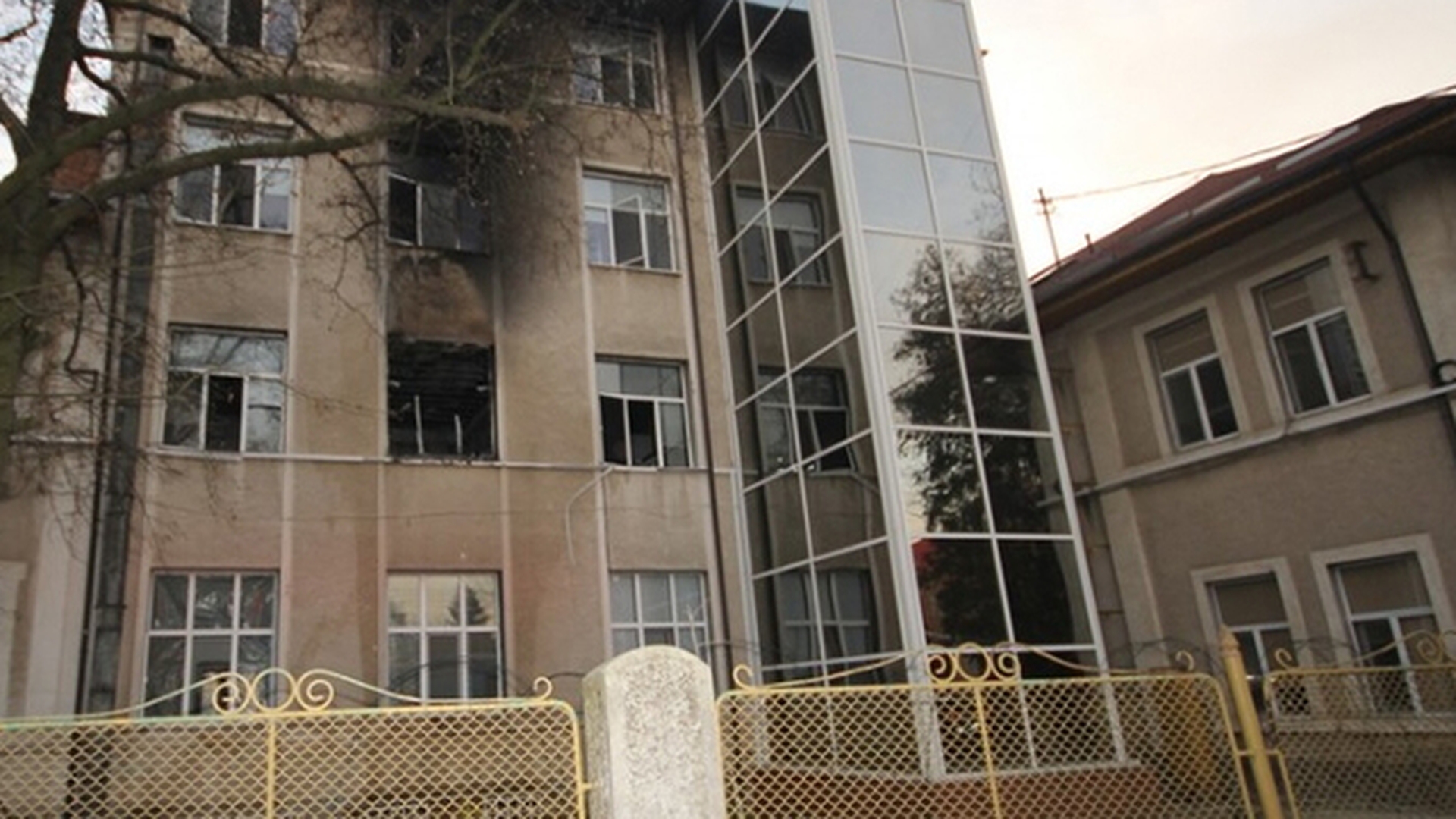 INCENDIU PUTERNIC la un spital din Simeria! Peste 23 de oameni transportati cu AMBULANTA!