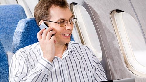 Romanii, innebuniti sa vorbeasca la telefon in avion