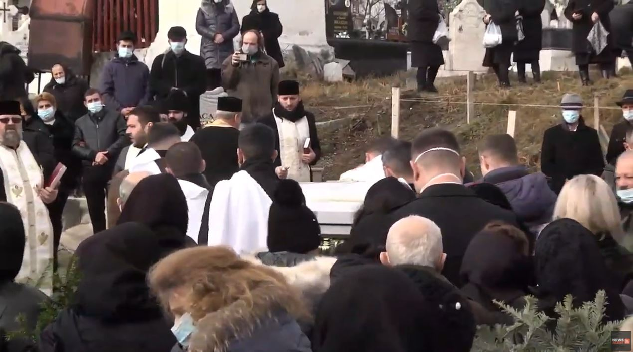 Imagini copleșitoare de la înmormântarea lui Dumitru Stroie. Ce mesaj au scris părinții cântărețului pe coroana de flori | FOTO & VIDEO