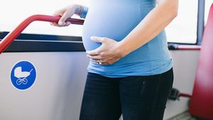 Un bărbat nu a vrut să-i cedeze locul în autobuz unei femei însărcinate. Cum și-a motivat decizia