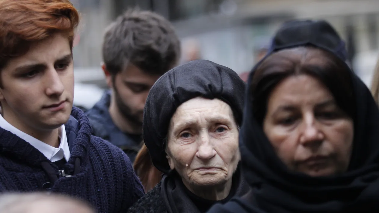 Imagini tulburatoare de la priveghiul lui Serban Ionescu! Asa au suferit mama, sotia, fiul si presupusa amanta a marelui actor!