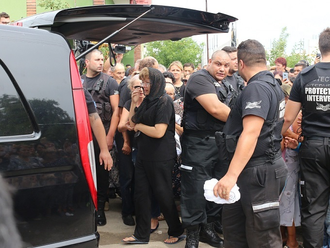 Mama Denisei, înconjurată de bodyguarzi
