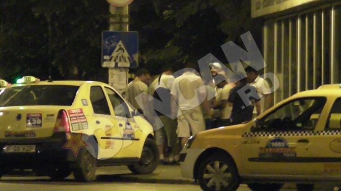 VIDEO "Pelicanii" se distreaza la barbut! Asa isi petrec noaptea taximetristii din Ilfov, in plina strada