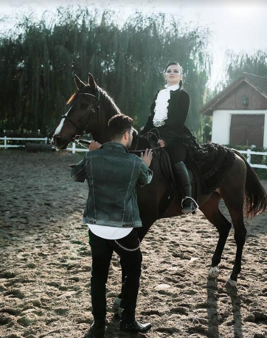 Carmen de la Sălciua a făcut anunțul, alături de Karym: “Minim doi!” Imaginile sunt de senzație