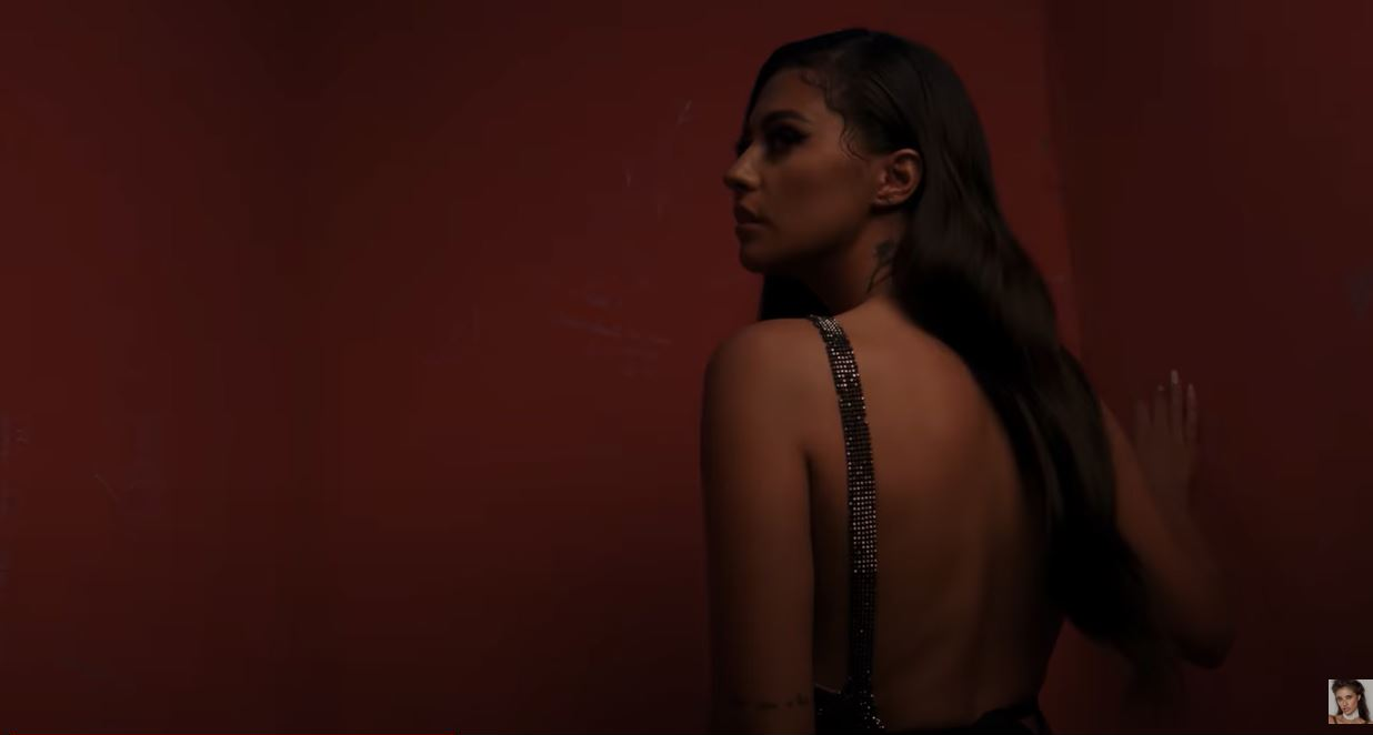 Antonia și Alina Ceușan, filmate în ipostaze ca-n filmele pentru adulți în cel mai nou clip al cântăreței! S-au atins pasional în zone intime și au flirtat una cu cealaltă | VIDEO