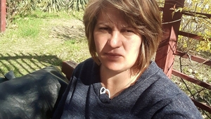 Bebeluşul abandonat de mamă într-o casă părăsită din Olt a fost luat de familia tatălui