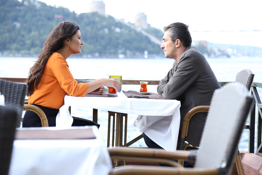 Adevărul despre relaţia dintre cei doi actori este unul şocant! Nurgül Yeşilçay (Gulseren) şi Erkan Petekkaya (Cihan) din "Furtună pe Bosfor" (Paramparca) au ajuns în faţa instanţei!