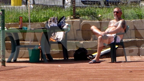 Ca boierii aia mari! Serghei Mizil isi intretine bronzul si face pe arbitrul de linie la un meci de tenis al asociatului sau