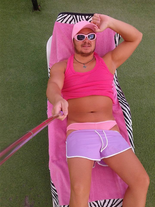 CRISTI DIN BANAT aşa cum nu l-ai mai văzut niciodată! Deşi s-a îmbrăcat în roz, a dat cărţile pe faţă: „Nu sunt gay…“