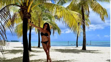 Asta e cea mai sexy apariţie a CORINEI CARAGEA! Bărbaţii au ”înnebunit” când au văzut cum arată prezentatoarea în costum de baie


