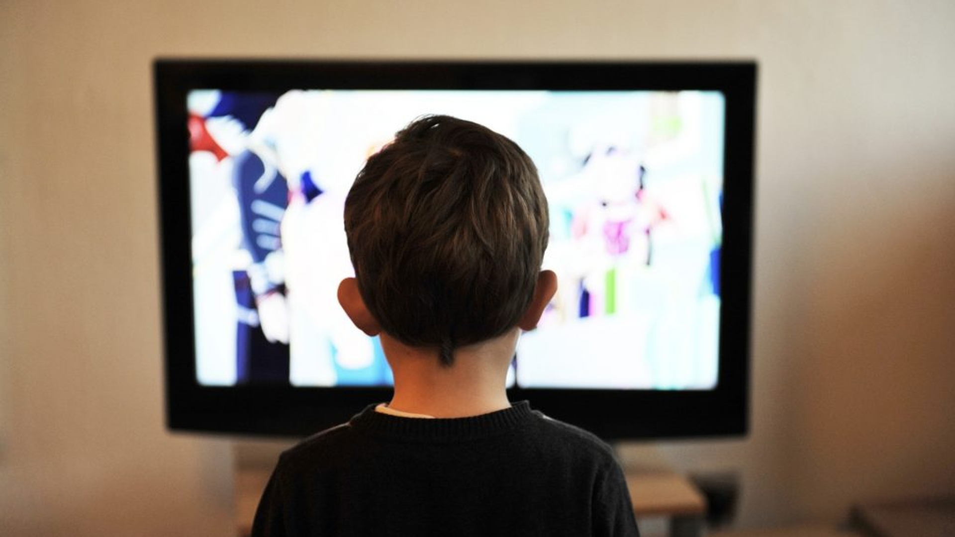 Românii sunt dependenți de televizoare! Au și câte 3 în casă