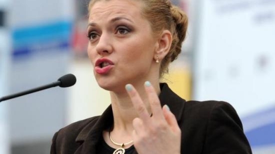 Nici nu bine a născut, că s-a şi întors la serviciu! ALINA GORGHIU a revenit în scena politică