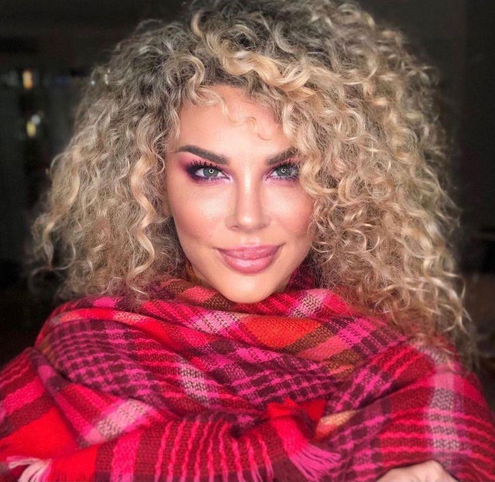 Blondina a luat măsuri preventive înainte ca cei mici să o vadă / Sursa foto: Social media