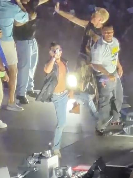 Emil Rengle, show de senzație alături de Flo Rida la UNTOLD! Rapper-ul american l-a dezbrăcat pe dansator pe scenă: „Mi-a dat hainele lui”