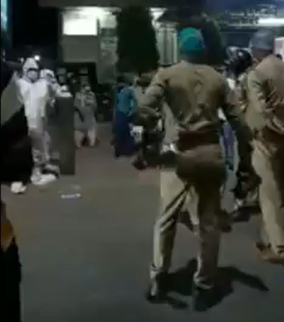 O femeie din India care avea COVID ​a murit după ce polițiștii i-au luat butelia de oxigen ca să ajute un VIP. Imaginile sfâșietoare cu fiul pacientei care i-a implorat în genunchi să nu ia recipientul | VIDEO