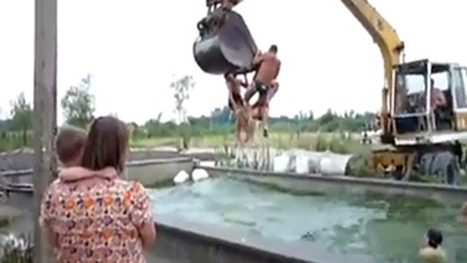 Asta e distractia care te va face sa-ti fie dor de vara! Muncitorii astia inoata cu un excavator in piscina intr-un mare fel - Vezi video cu caterinca lor