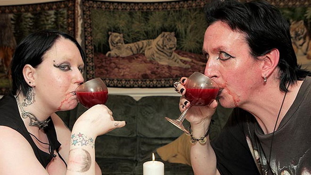 Cel mai ciudat fetis de pe planeta! Ce pot face doi tineri inainte de culcare? "Beau din ea si ma excita"