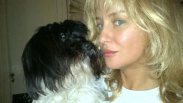 Tania Budi are cel mai cuminte catel din lume! Uite ce ascultator se urca singur in masina!