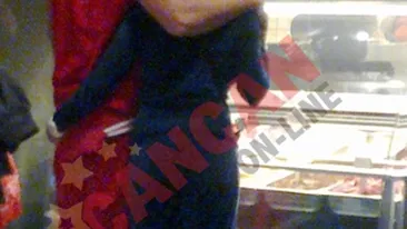 Anda Adam merge cu gluga pe cap prin mall