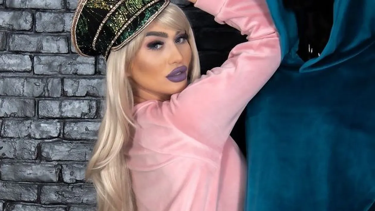 Imagini hot cu Margherita de la Clejani. Vedeta s-a filmat la sală, îmbrăcată cu un prosop și a lăsat se se vadă tot. VIDEO