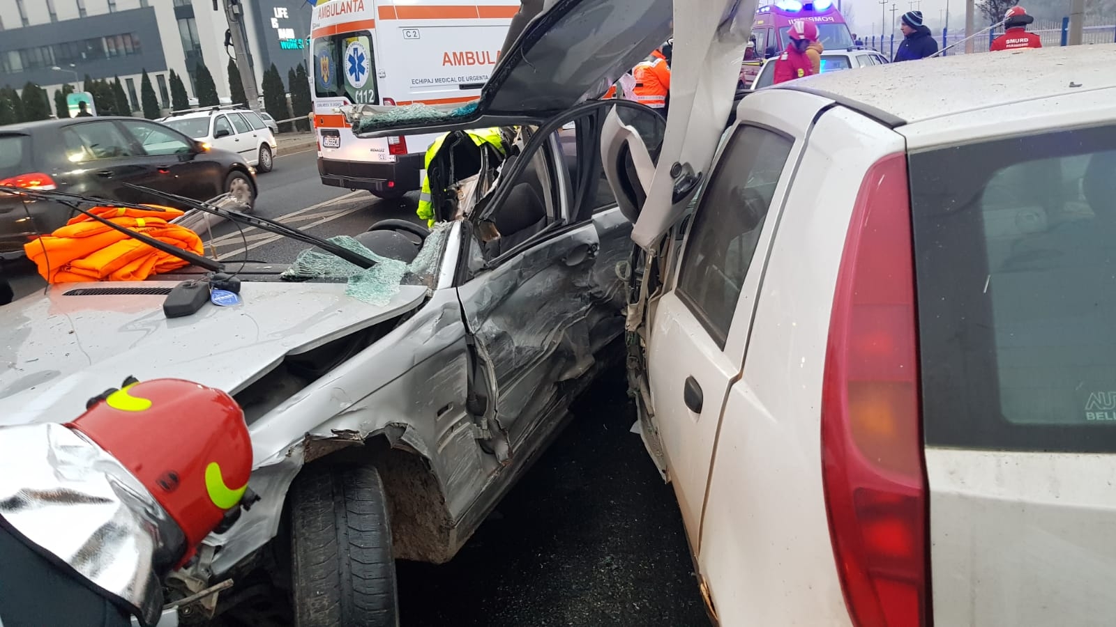 Grav accident în Cluj. Trei mașini implicate, un bărbat încarcerat a suferit mai multe traumatisme