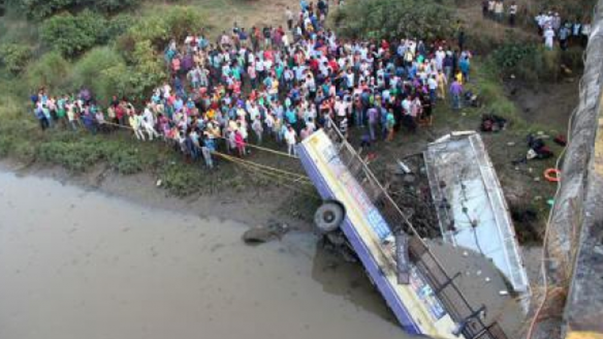 Tragedie in India. Zeci de morti dupa ce un autobuz a cazut de pe pod intr-un rau