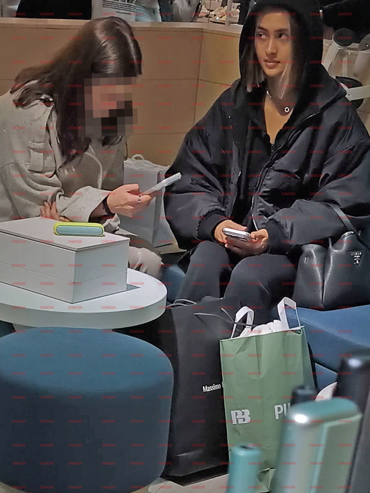 Iuliana Beregoi a încercat să se ascundă, însă fără succes. Zeci de fani au luat-o cu asalt la mall