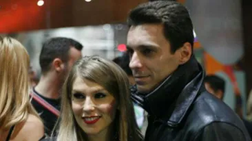 Corina a lesinat intr-un mall, inainte de a sustine un concert! Sunt cu ochii umflati de atata plans si nu-mi revin