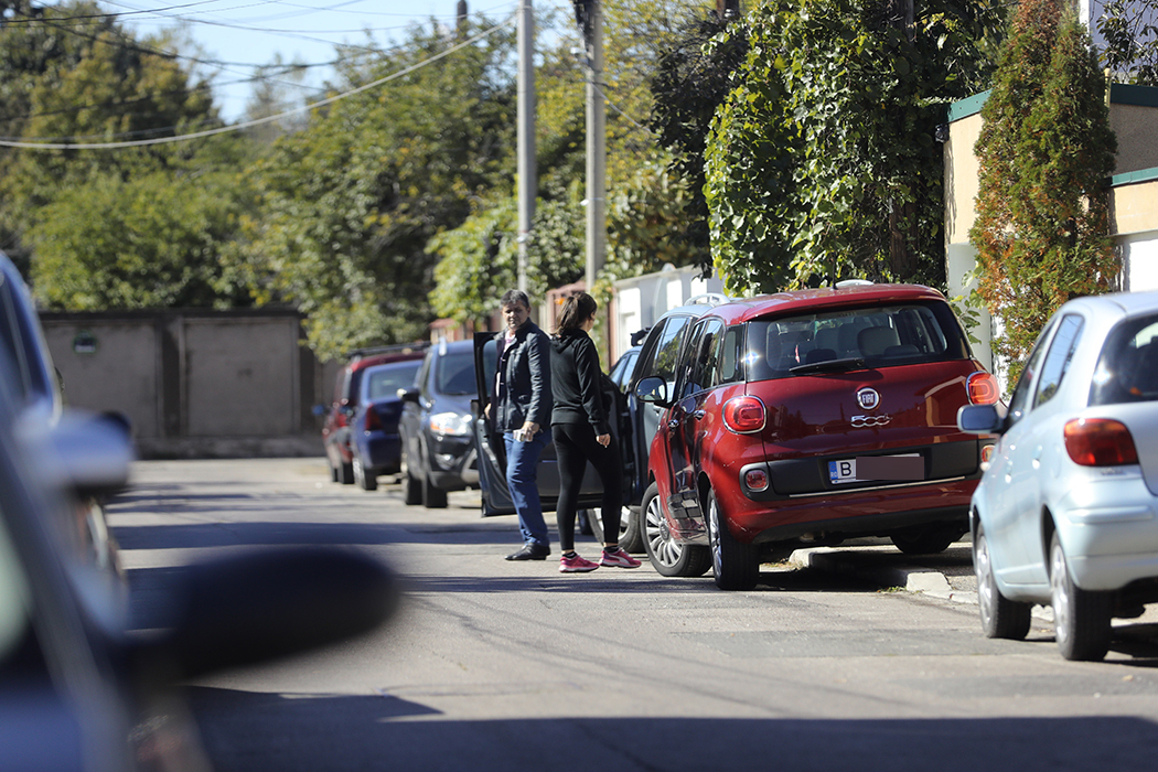 Lăcă a parcat şi va ointra în casă, alături de fiica lui
