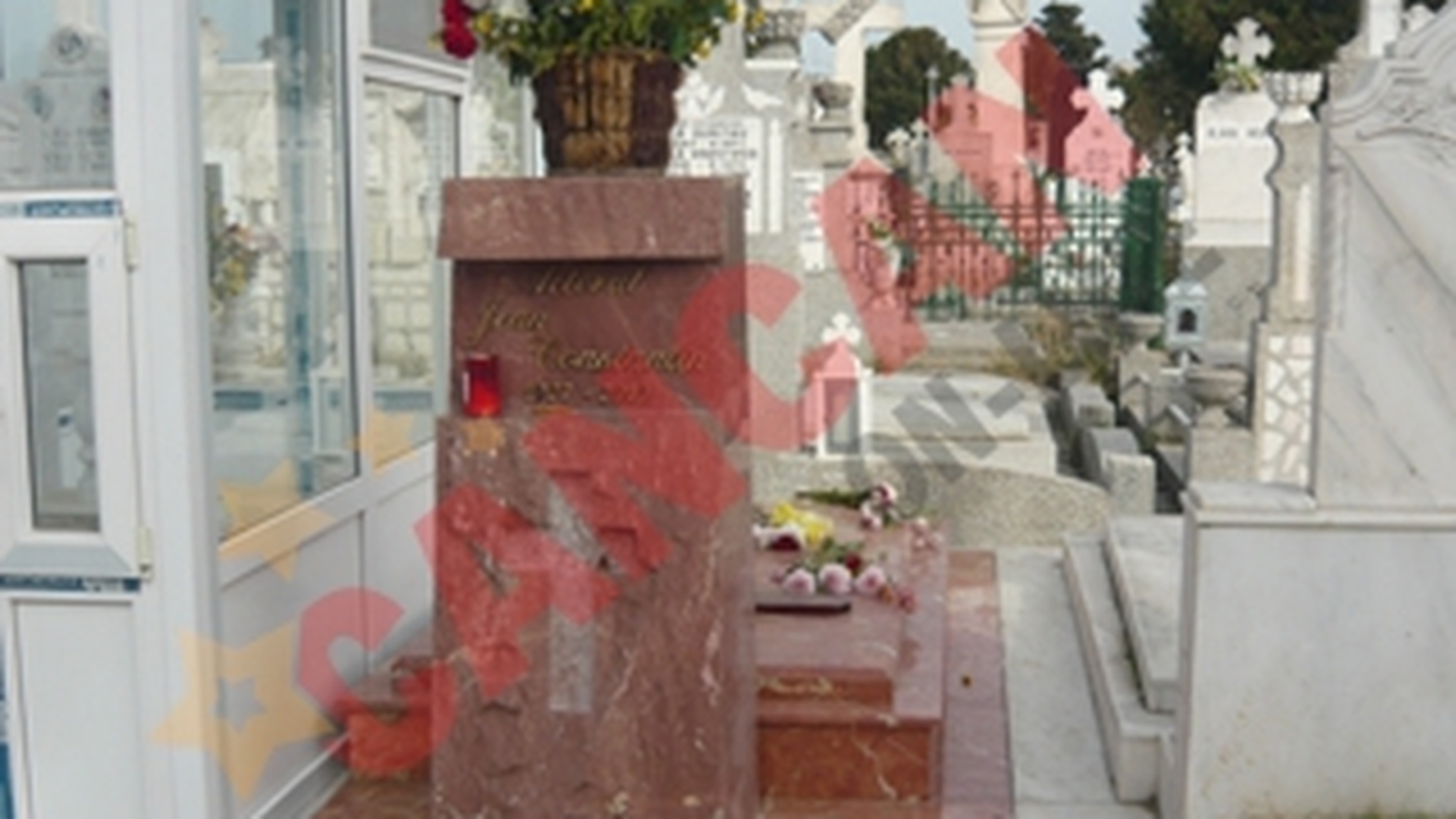 Vaduva lui Jean Constantin apare pe monumentul funerar