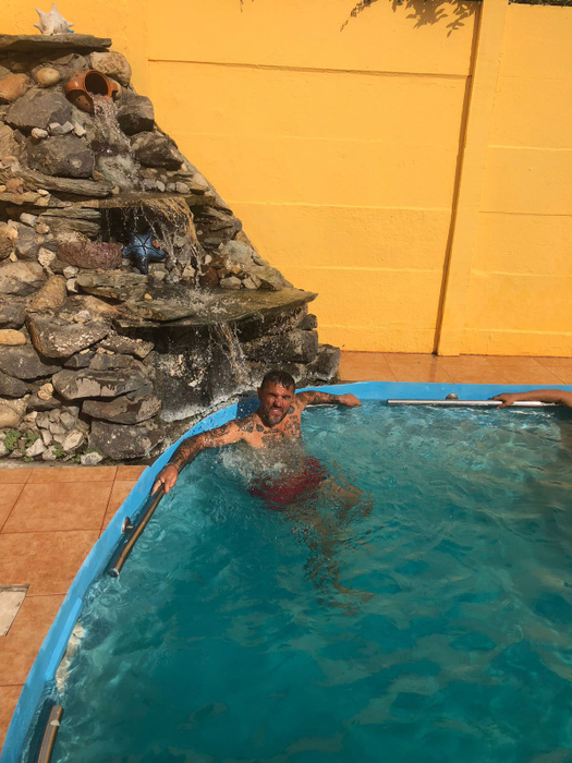 Costel Corduneanu a rămas impasibil la faptul că a fost amenințat de Vandam și s-a relaxat la piscină