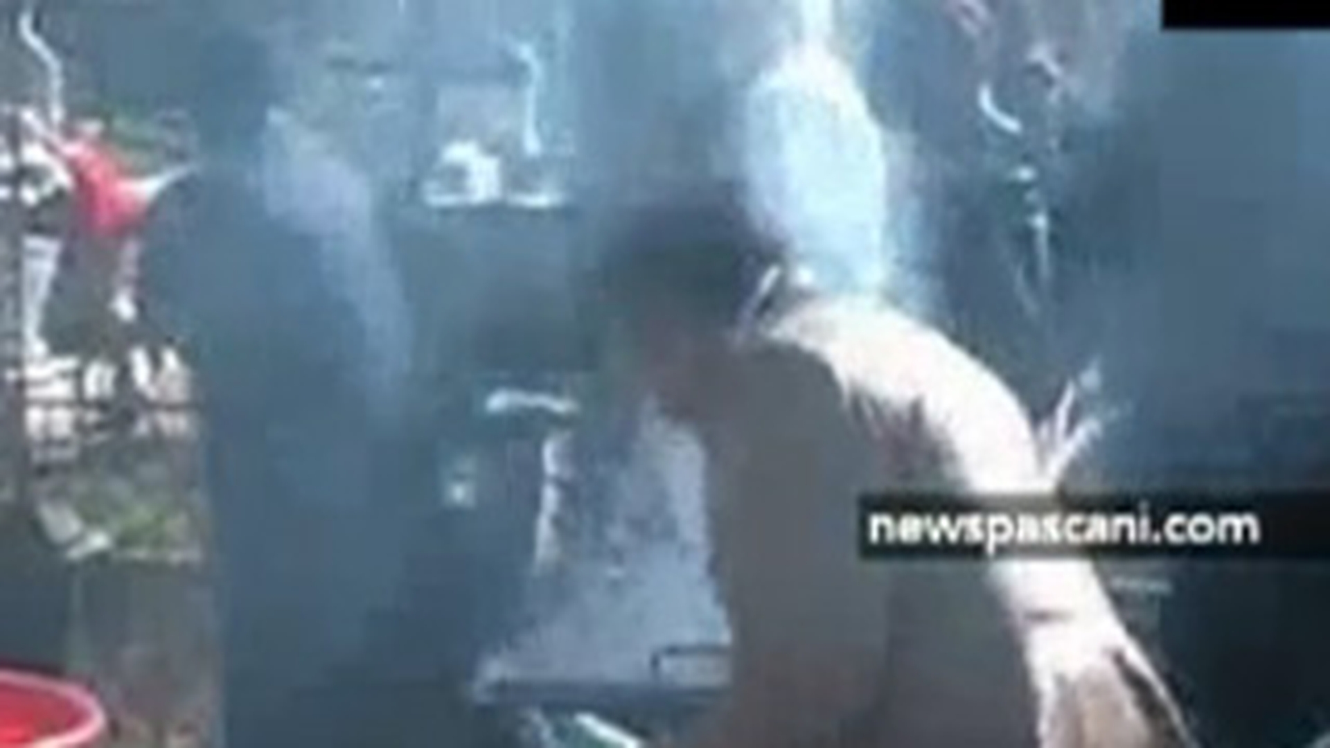 VIDEO Gratar in mijlocul cimitirului la Pascani! Uite cum un grup de rromi da de pomana unei rude de-a lor!