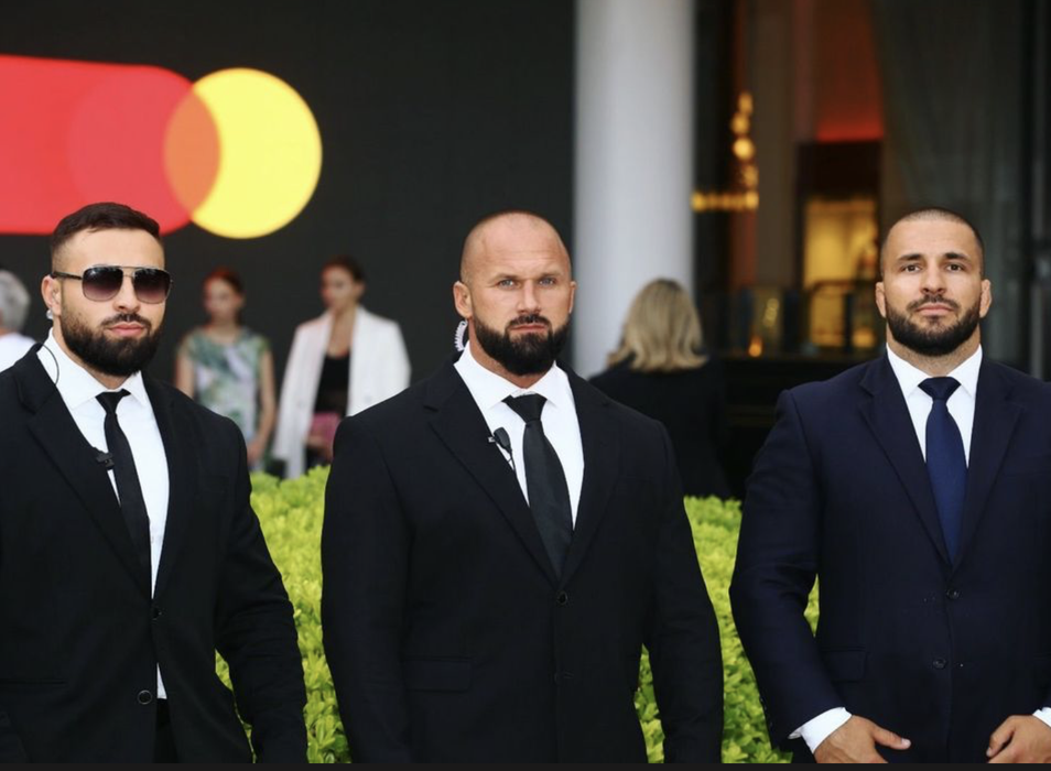 Cine sunt românii care îl protejează pe Kevin Spacey? Au întors toate privirile la Cannes