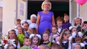 Râzi cu lacrimi! Gestul vulgar făcut de o elevă ieri, în poza de grup, în prima zi de școală