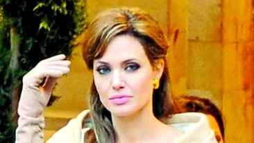 Angelina l-a trimis pe Brad sa isi faca lifting facial