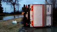 UPDATE. Accident cumplit în Dâmbovița! Doi oameni au murit, după ce au fost spulberați de un TIR, care s-a răsturnat