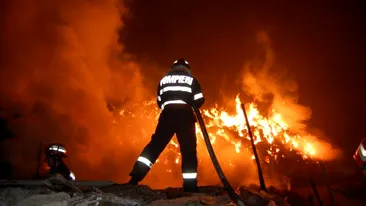 Incendiu în Capitală! Șase case din cartierul Apărătorii Patriei au fost cuprinse de flăcări | FOTO + VIDEO