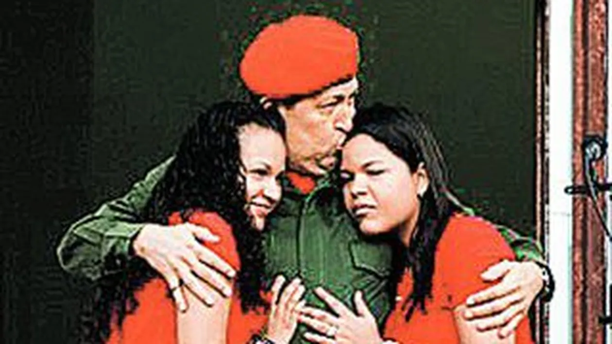 Hugo Chavez si-a scos fiicele in balcon