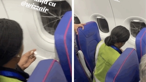Pasagerii în alertă! Geam spart la Wizz Air, lipit cu scotch înainte de decolare
