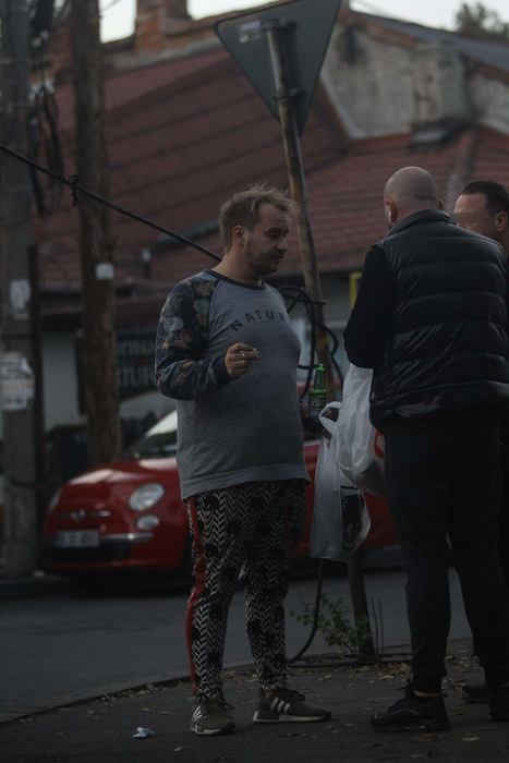 Discută cu prietenii în timp ce bea bere şi fumează